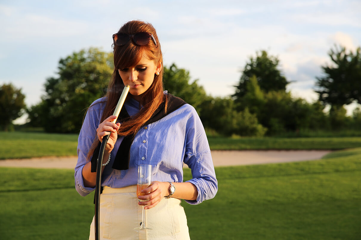 Shisha Golfplatz Frau